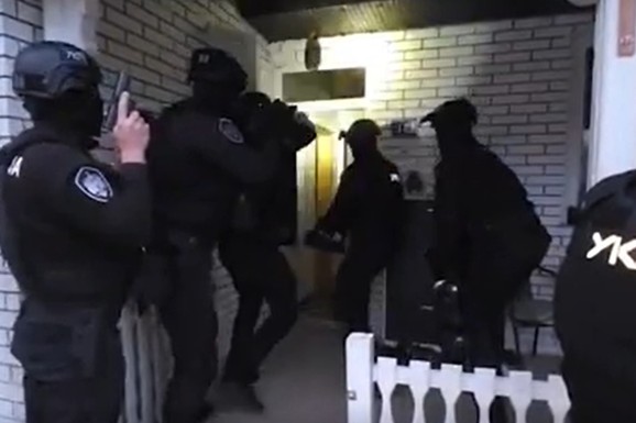 (FOTO, VIDEO) Ovako su uhapšeni osumnjičeni za ubistvo Živka Bakića i Milana iz Požarevca: Policija im upala u stanove, evo šta je sve nađeno