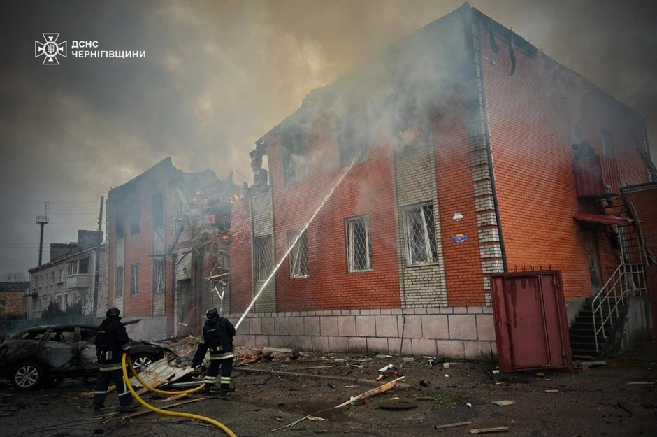 Požar u zgradi nakon ruskog napada na Novgorod-Siverski u oblasti Černigov 7. aprila