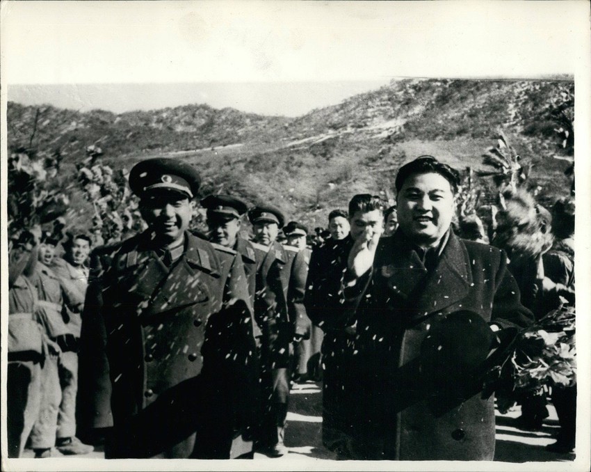 Kim Il Sung (D) sa kineskim generalom Jangom Jungom u martu 1958, dok kineske trupe napuštaju Severnu Koreju