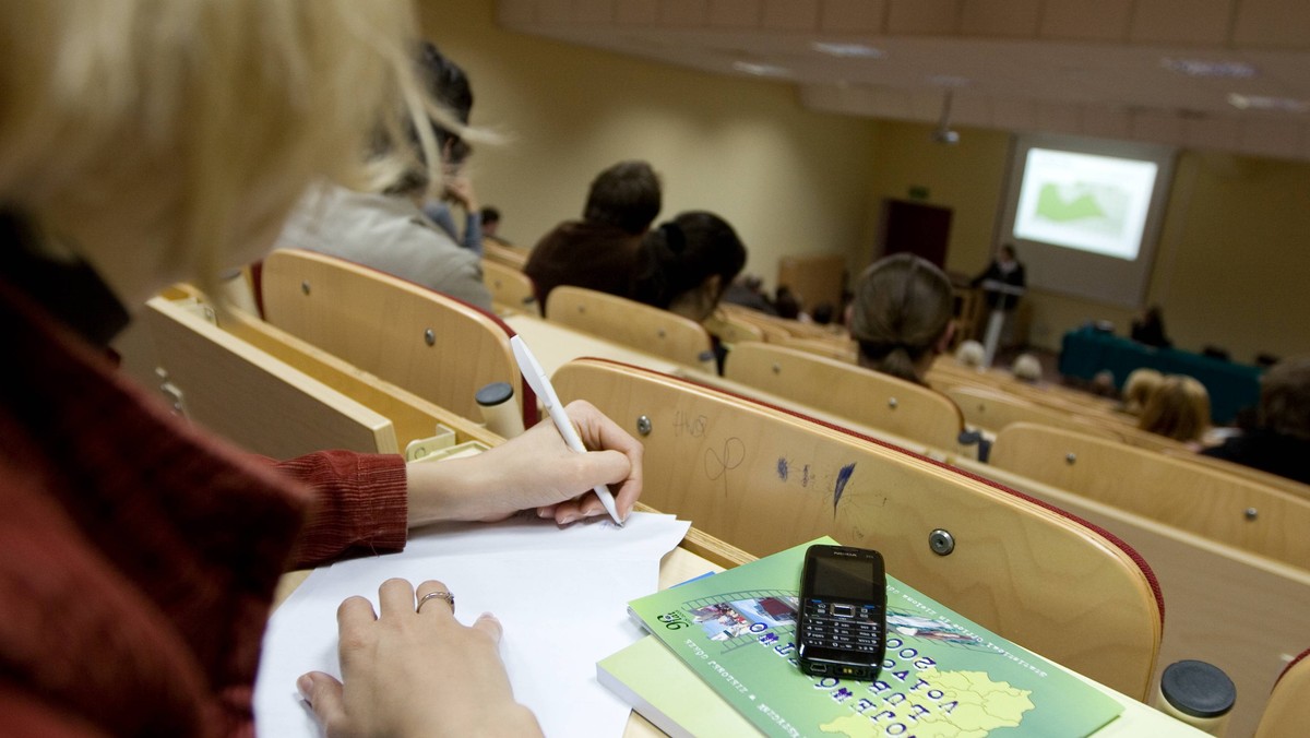 1 września br. funkcję rektora Uniwersytetu Zielonogórskiego obejmie prof. Tadeusz Kuczyński. Jego kadencja obejmie lata 2012-16. Profesor Kuczyński zastąpi na tym stanowisku rektora prof. Czesława Osękowskiego.