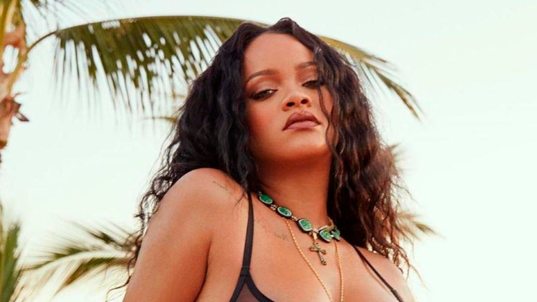 Rihanna bugyi nélkül ment ki az utcára: a bombázó énekesnőnél senki nem szexibb – Fotókon a villantás