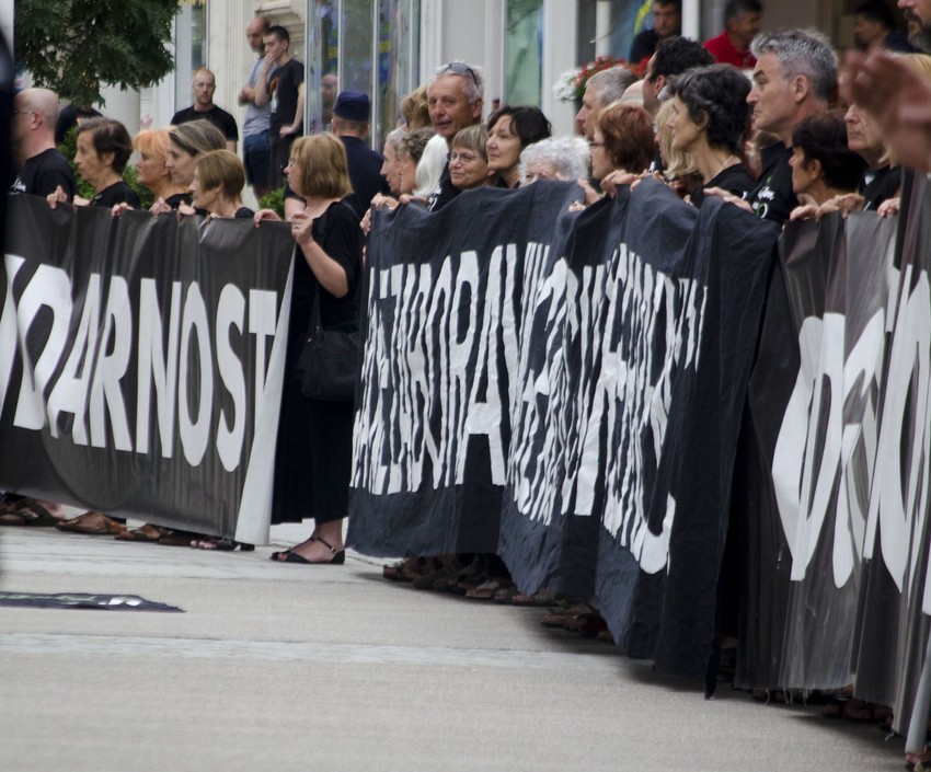 Loznički skup Žena u crnom