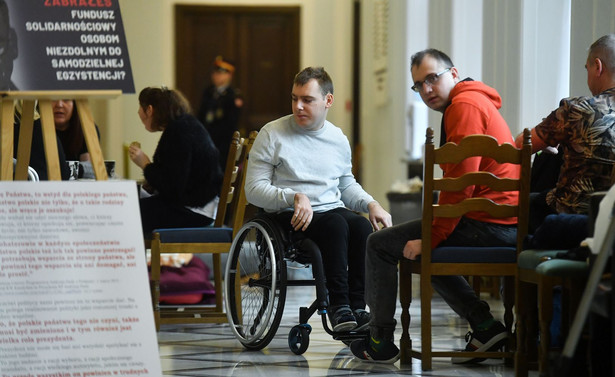 Protest osób niepełnosprawnych i ich opiekunów na korytarzu Sejmu