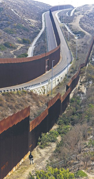 Nielegalni i nieusuwalni. USA to kraj imigrantów, teraz mają trafiać do Guantanamo