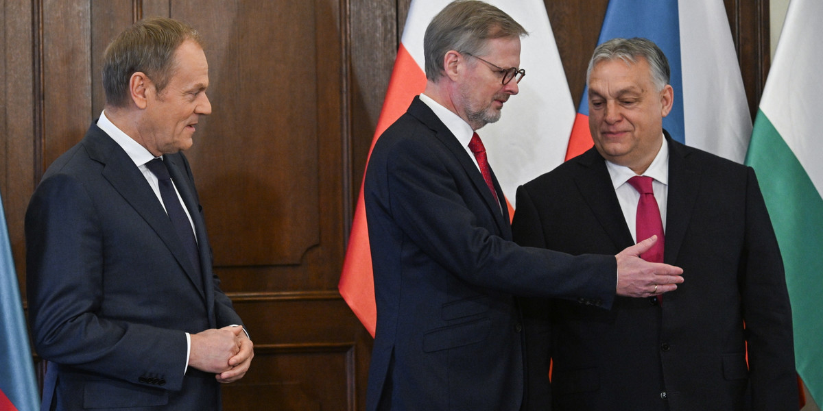 Od lewej premier Donald Tusk, premier Czech Petr Fiala i premier Węgier Viktor Orban na spotkaniu w Pradze, w dniu 27 lutego 2024 r.