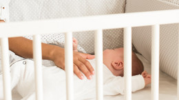 Niepokojący objaw przed śmiercią dziecka. Nagrania z łóżeczka dają wskazówki