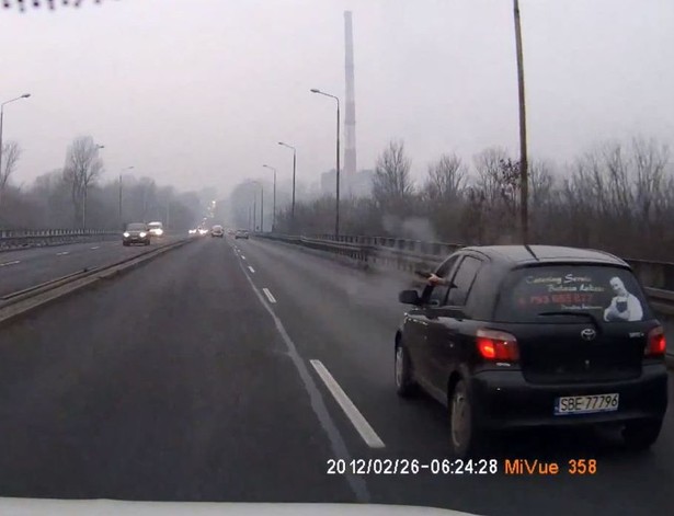 Strzelał z pistoletu i zajeżdźał drogę. "Wieśniak z Będzina" w toyocie yaris wpadł na filmie