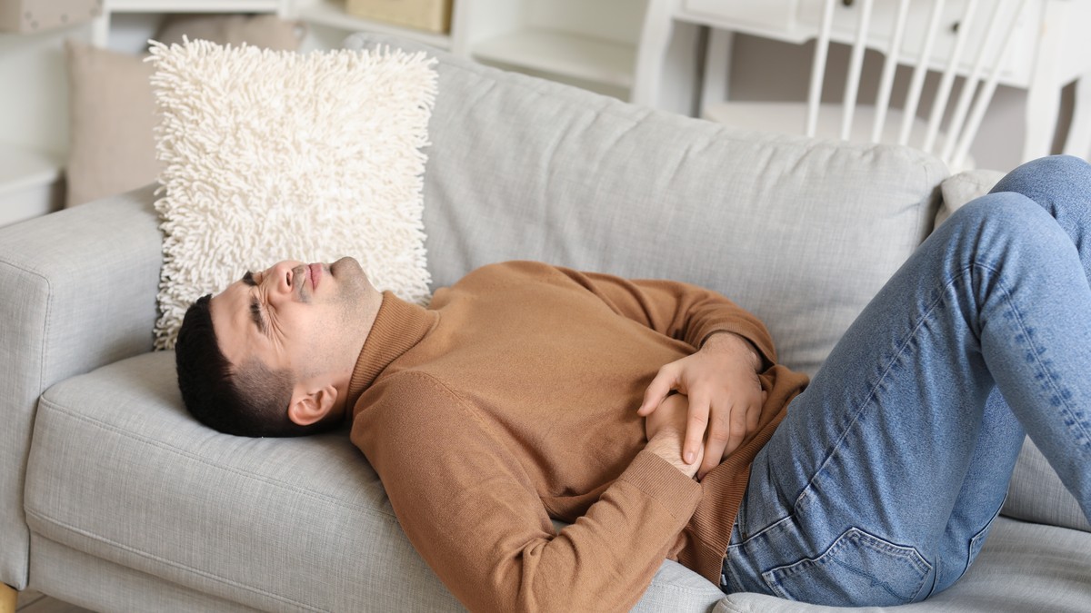 Ključni simptoma upale slepog creva je jak bol u donjem desnom delu stomaka