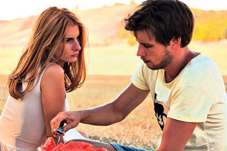 Ugryź mnie! (reżyseria: Mina Djukic)