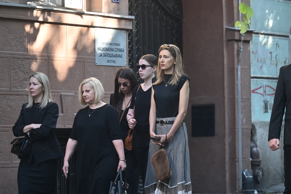 Porodice ispred škole