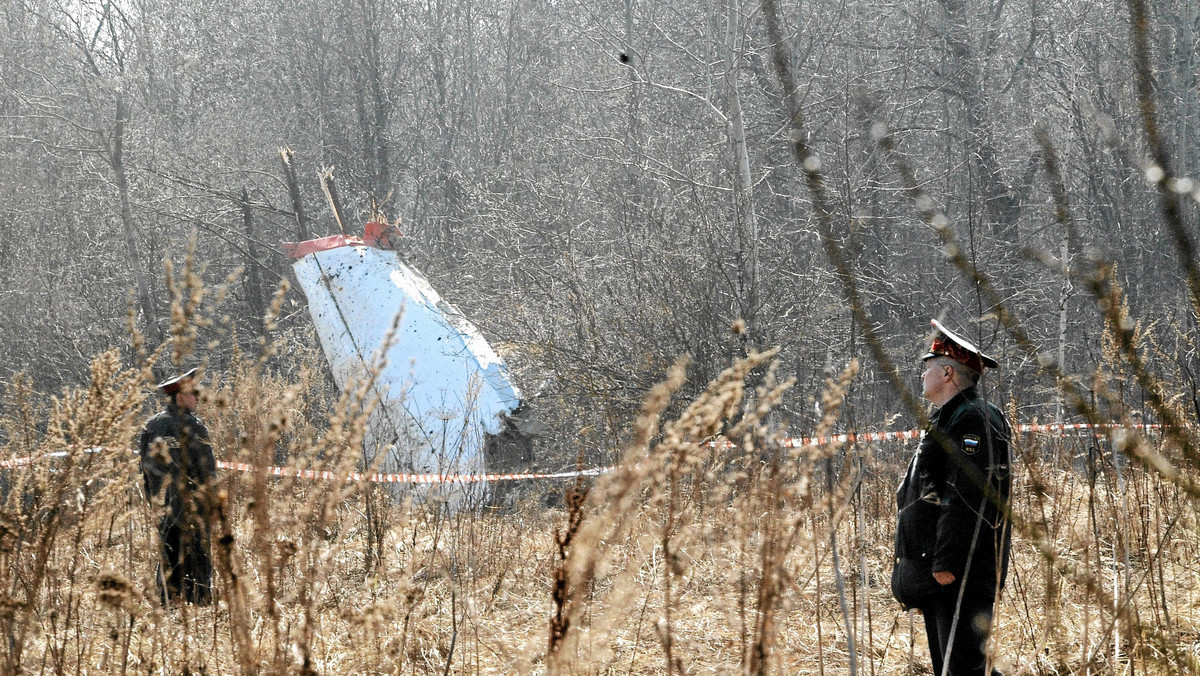 Grupa polskich biegłych i ekspertów zaczęła w Smoleńsku prace przy wraku Tu-154M, który uległ katastrofie 10 kwietnia 2010 r. Polska prokuratura rozważa różne warianty sprowadzenia szczątków maszyny do kraju.