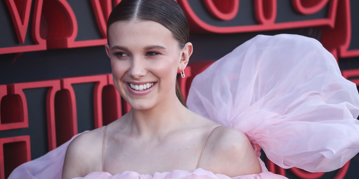 Aktorka Millie Bobby Brown w kostiumie na światowej premierze 3 sezonu Netflix "Stranger Things".