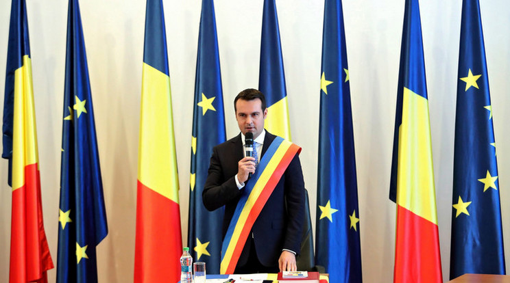 A nagybányai polgármester különösen rajong a román trikolórért / Fotó: MTI/EPA/Mircea Rosca