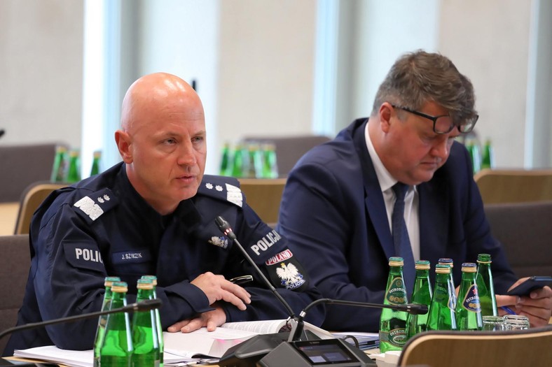 Komendant Główny Policji gen. Jarosław Szymczyk i wiceszef MSWiA Maciej Wąsik podczas posiedzenia sejmowej komisji spraw wewnętrznych