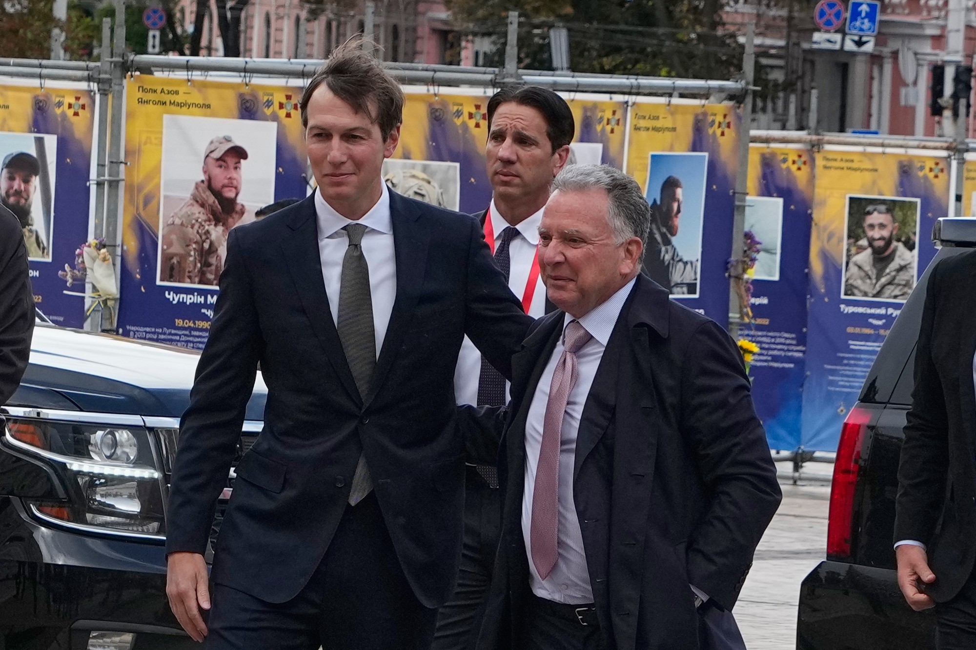 Trumpovi vyjednávači Jared Kushner a Steve Witkoff sa v Kyjeve stretli s ukrajinským prezidentom Volodymyrom Zelenským. 