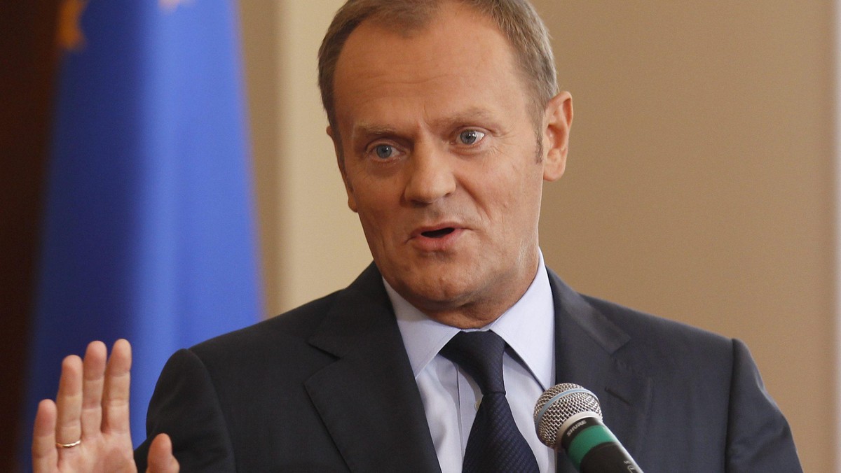 Premier Donald Tusk podczas wizyty w Oświęcimiu zabrał głos w sprawie odznaczeń Orderu Orła Białego, jakie ma nadać prezydent Bronisław Komorowski Adamowi Michnikowi, byłemu premierowi Janowi Krzysztofowi Bieleckiemu, Aleksanderowi Hallowi i biskupowi Alojzemu Orszulikowi. Tusk odniósł się do rezygnacji członka Kapituły Orderu Orła Białego byłego rzecznika Interesu Publicznego Bogusława Nizieńskiego. - Uważam, że mało kto zasłużył się dla ojczyzny tak, jak Adam Michnik, Krzysztof Bielecki i Aleksander Hall - powiedział Tusk.