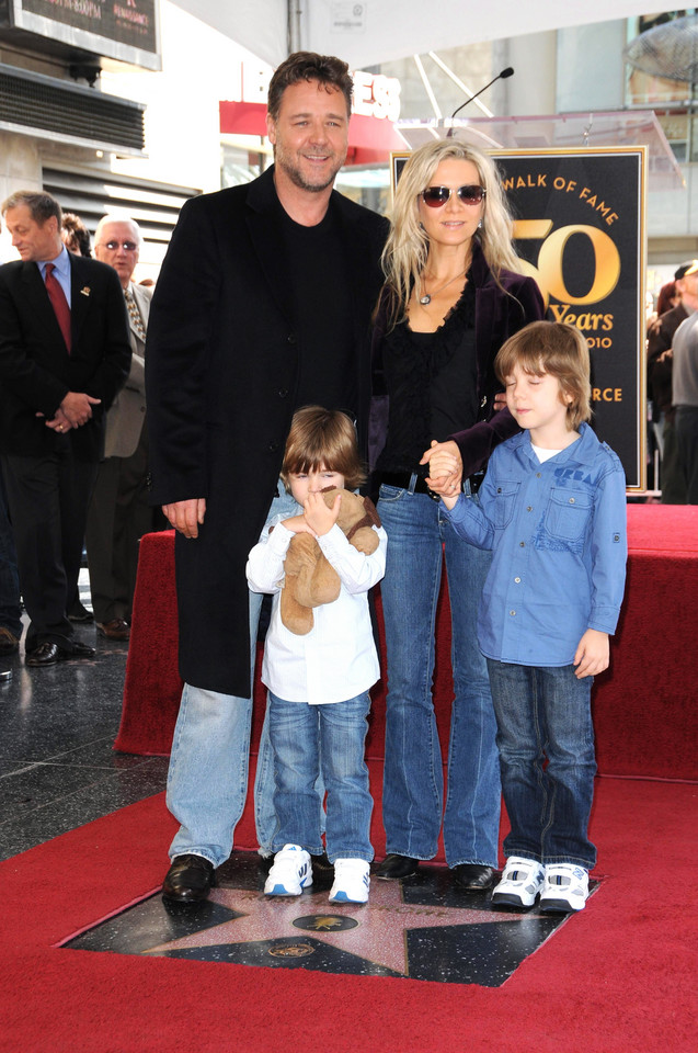 Russell Crowe i Danielle Spencer z synami: Tennysonem i Charliem