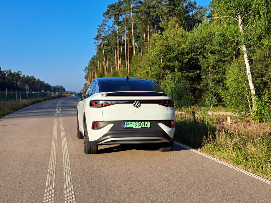 Volkswagen ID.5 jeździ płynnie i cicho. Na trasie i w mieście to naprawdę bardzo cenne. I zdecydowanie podwyższa komfort podróżowania.