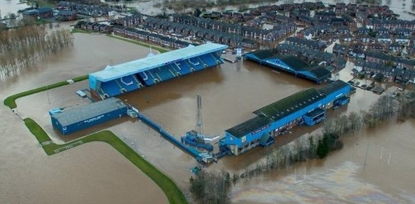 Huragan zniszczył stadion. Piłkarze rzucili się do pomocy powodzianom