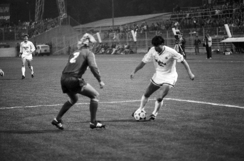 Legia Warszawa -  Bayern Monachium, 1988. Piłkarze stołecznego klubu wyszli na murawę w koszulkach z reklamą kefiru. - Jak jacyś kelnerzy. Piłkarze się złościli, że wstyd - śmieje się Orłowski 