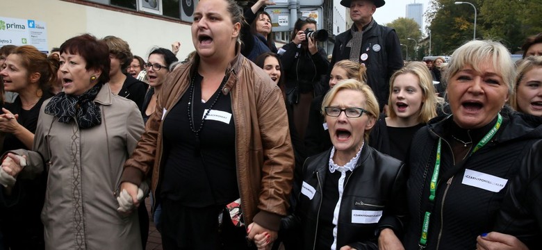 Czarny poniedziałek w obronie praw kobiet. Protest przed siedzibą PiS. ZDJĘCIA