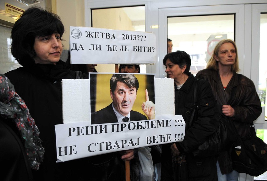 Štrajkači posle protestne šetnje ušli u zgradu Šumadijskog okruga