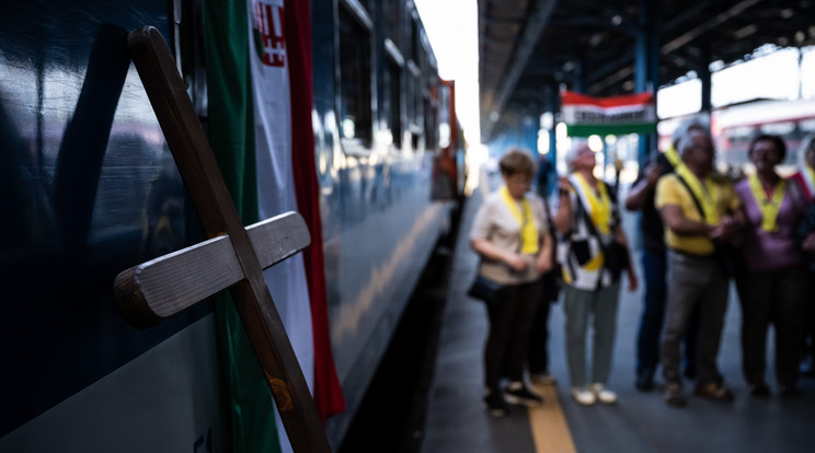 A Csíksomlyóra tartó zarándokvonat indulása előtt a budapesti Keleti pályaudvaron