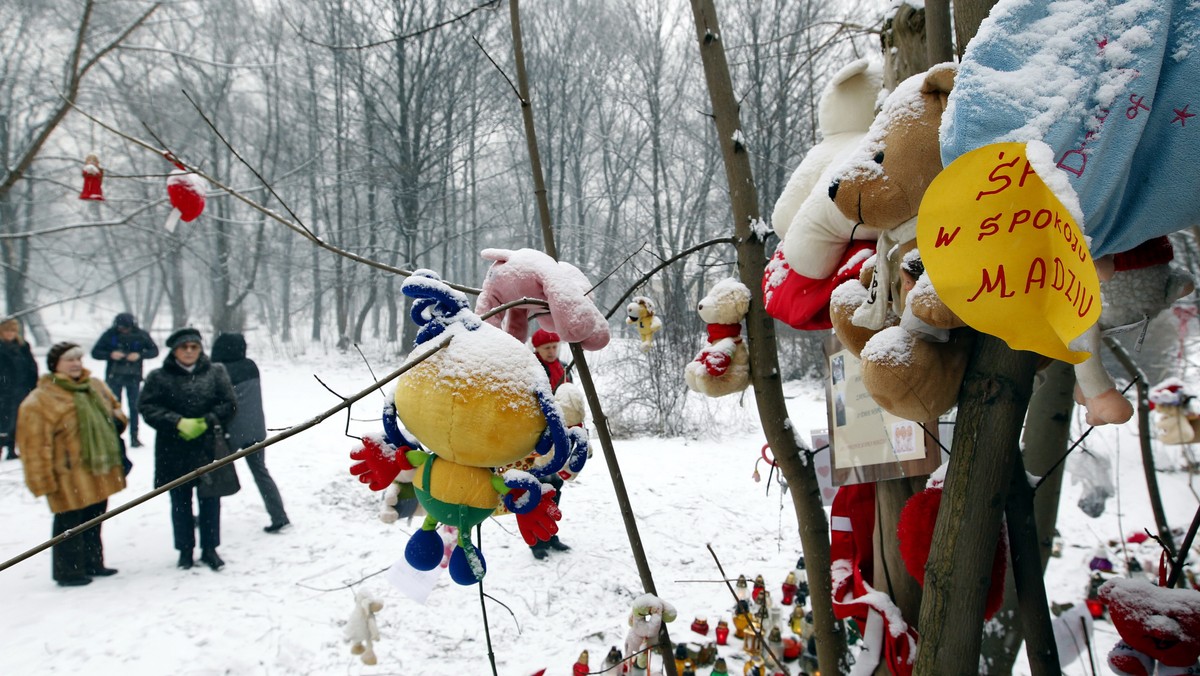 Znicze i maskotki w miejscu znalezienia ciała małej Magdy