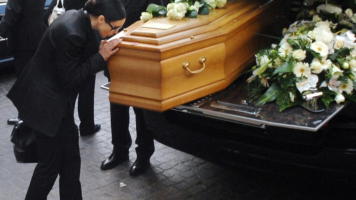 Monika Beluči na sahrani bivšeg svekrva