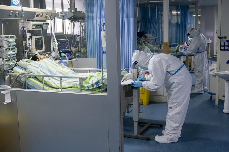 A kínai orvosok és szakértők ilyen felszerelésben dolgoznak, s próbálják kiszűrni a koronavírussal fertőzötteket /MTI-EPA