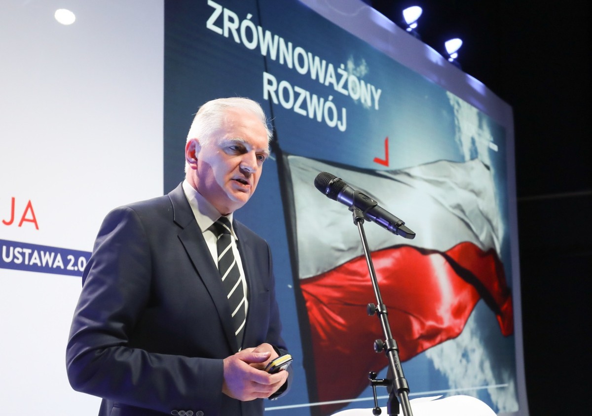 "Jeżeli wrócimy do normalnego funkcjonowania państwa, uczelni, szkół po świętach, a mam wielką nadzieję, że tak, bo zwłaszcza gospodarczo jest to niezwykle ważne, to wtedy nie będzie istniała potrzeba przekładania zajęć na następny semestr".