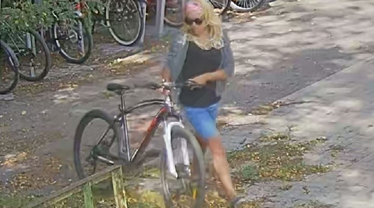 A rendőrség keres egy szőke hajú nőt, aki biciklit lopott / Fotó: police.hu
