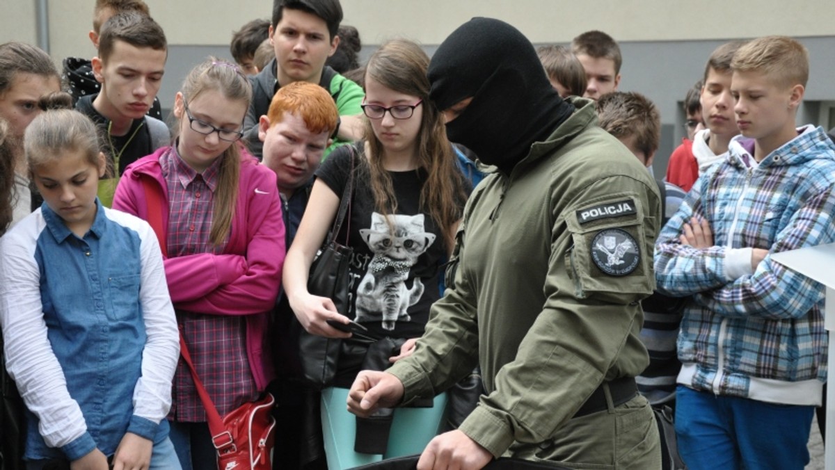 W Komendzie Wojewódzkiej Policji w Gorzowie Wielkopolskim miał miejsce dzień otwarty. Goście, którzy odwiedzili stróżów prawa, mieli okazję sprawdzić, jak wygląda praca funkcjonariuszy "od kuchni" - informuje gorzowska policja na swoim portalu. Największe zainteresowanie wzbudzali antyterroryści.