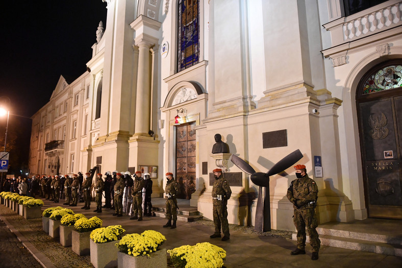 Żandarmeria Wojskowa wspiera Policję w zabezpieczeniu protestu pod hasłem "Na Warszawę!" przed Katedrą WP w Warszawie.