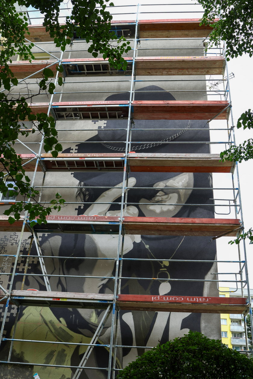 Duet Czary-Mury tworzy mural z podobizną Ryszarda Riedla w Tychach