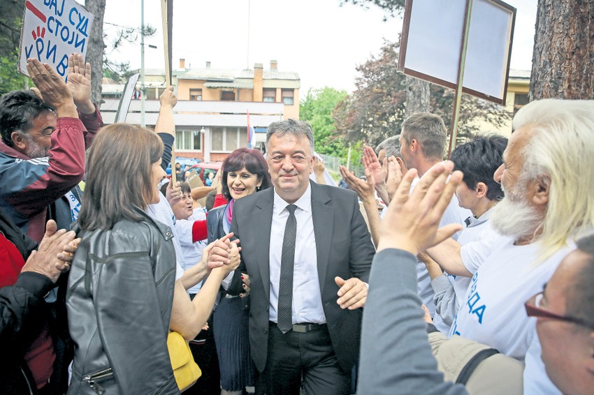 Jeličić je ispred suda u bBrusu dovodio svoje navijače, uglavnom žene