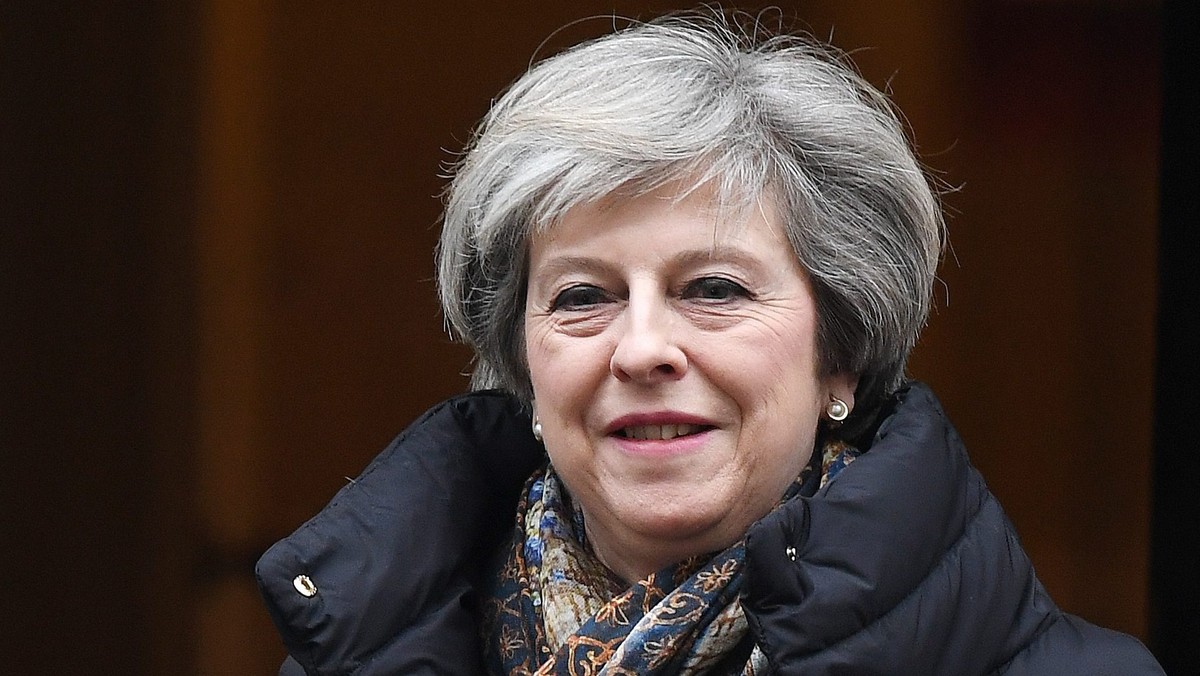 Brytyjska premier Theresa May ugięła się dziś pod presją ze strony opozycji i części posłów Partii Konserwatywnej, zapowiadając, że przedstawi parlamentowi dokument opisujący rządowy plan przyszłych relacji Wielkiej Brytanii z Unią Europejską.