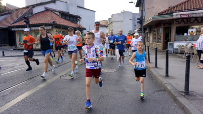 Őrültség vagy csúcsteljesítmény? Ízekre szedik a maratont futó tízéves Lóci szüleit