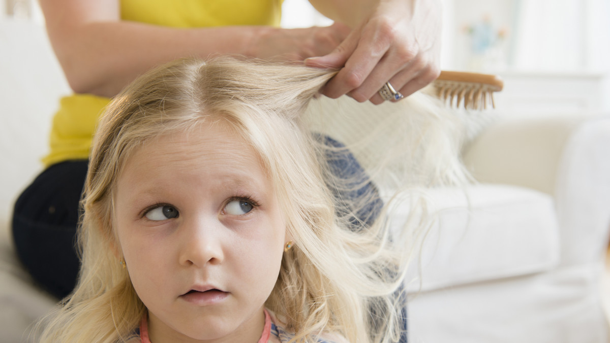 Siwe włosy u dziecka: o czym mogą świadczyć? Przyczyny siwienia, anemia