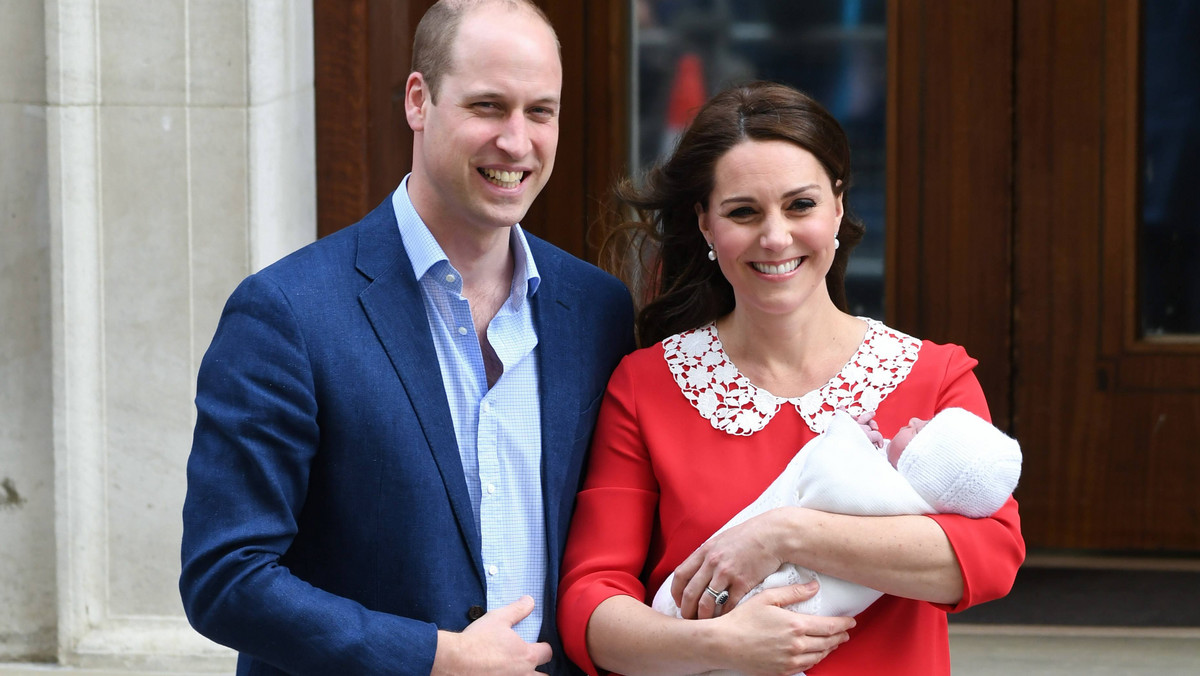 "Książę i Księżna Cambridge mają zaszczyt ogłosić, że nazwali swojego syna Louis Arthut Charles" - poinformował Kensington Palace na Twitterze.