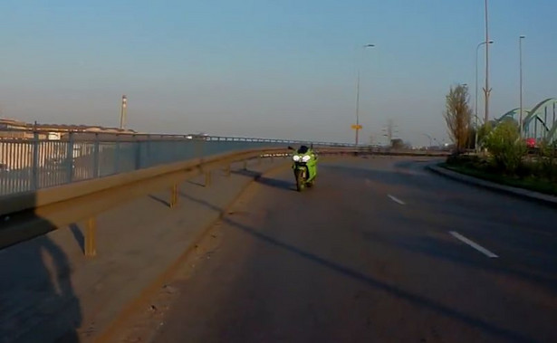 Motocykl-widmo na wiadukcie w Gdyni. Skąd on się tam wziął?! Tajemniczy wypadek na wideo