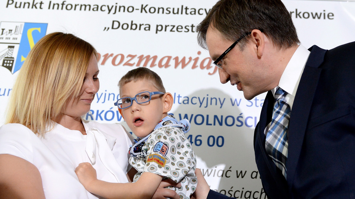 Minister sprawiedliwości i prokurator generalny Zbigniew Ziobro będzie przekazywał należne jego rodzinie środki z Programu 500 plus na rzecz niepełnosprawnego siedmiolatka ze Stąporkowa (Świętokrzyskie).