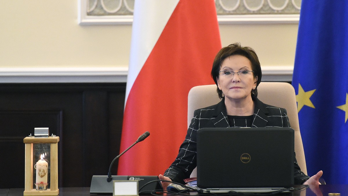 53 proc. Polaków jest niezadowolonych z pracy rządu, 37 proc. ocenia go pozytywnie - wynika z sondażu TNS Polska. Premier Ewa Kopacz dobrze wypełnia swoje obowiązki według 44 proc. Polaków; 69 proc. dobrze ocenia prezydenta Bronisława Komorowskiego.