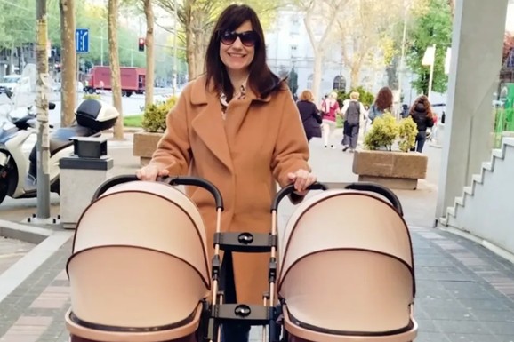 GLUMICA (45) IZVELA BLIZANCE U ŠETNJU Sofija pokazala kako izgleda dva meseca posle porođaja: Blista od sreće, a pokazala je i muža (Foto)