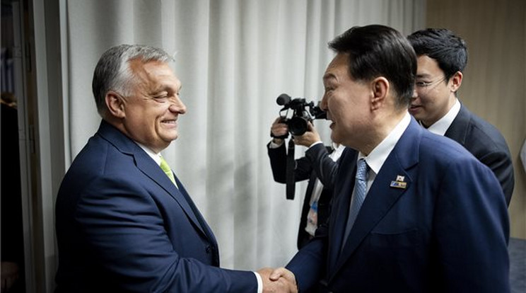 A Miniszterelnöki Sajtóiroda által közreadott képen Orbán Viktor miniszterelnök (b) és Jun Szogjol dél-koreai államfő kezet fog megbeszélésük előtt Vilniusban, a NATO-csúcstalálkozó helyszínén 2023. július 11-én. A megbeszélésén Magyarország és Dél-Korea együttműködésének fejlesztési lehetőségeiről volt szó/Fotó:  MTI/Miniszterelnöki Sajtóiroda/Fischer Zoltán