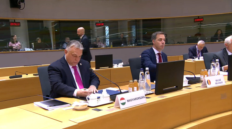 Orbán Viktor az Európa Tanács ülésén a belga miniszterelnök mellett / Forrás: European Council