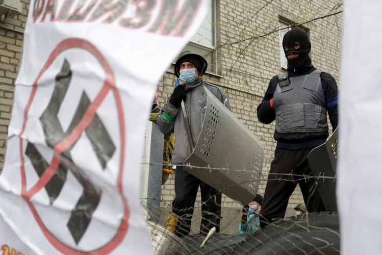 Słowiańsk: Prorosyjscy demonstranci na barykadzie z hasłami 