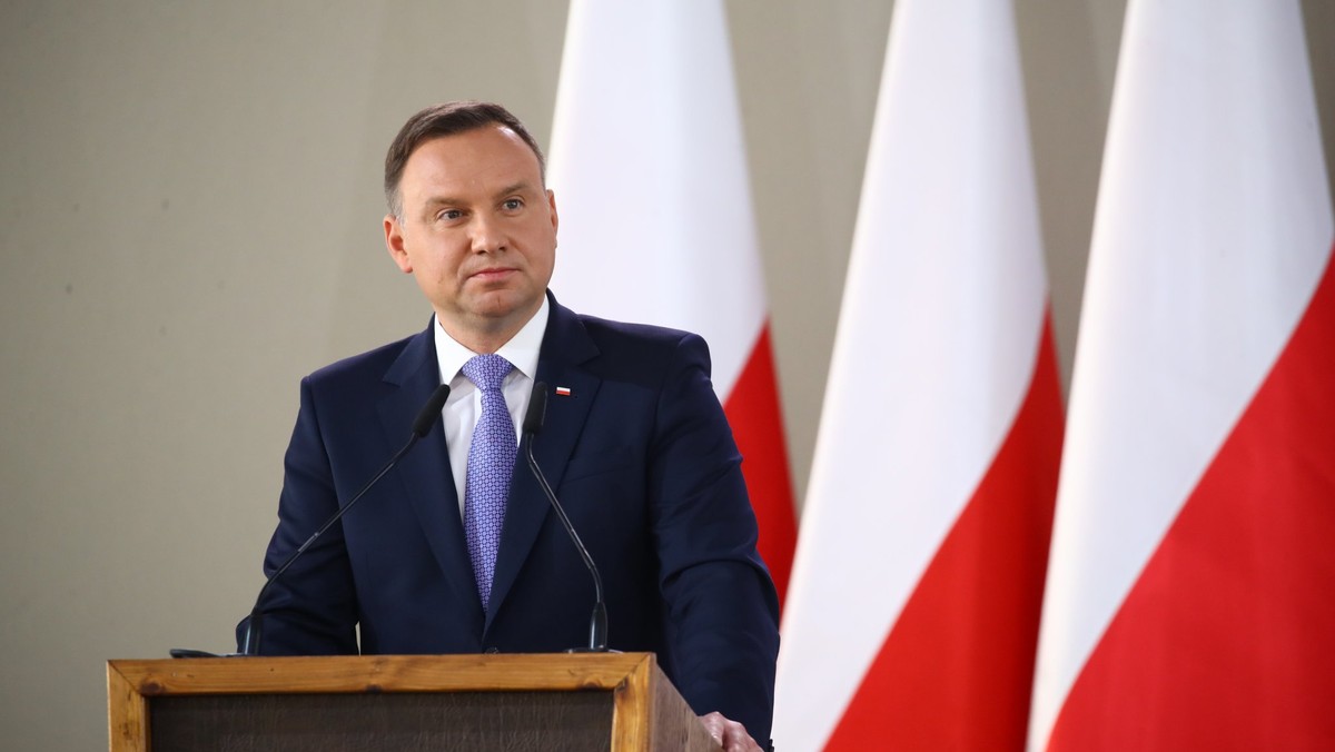 Naszego parlamentaryzmu nie otrzymaliśmy w darze, ani nikt nam go nie narzucił. On jest naszym własnym dziełem - mówił dziś prezydent Andrzej Duda w orędziu wygłaszanym przed Zgromadzeniem Narodowym na dziedzińcu Zamku Królewskiego.