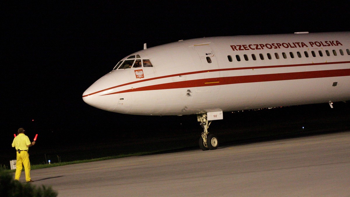 Drugi lot testowy na Tu-154 M 102, przeprowadzany przez polską komisję wyjaśniającą okoliczności katastrofy smoleńskiej, odbył się podobnie jak pierwszy nad lotniskiem wojskowym w Powidzu (Wielkopolska). Jak powiedział oficer prasowy 3. Skrzydła Lotnictwa Transportowego w Powidzu kpt Włodzimierz Baran, samolot przyleciał nad lotnisko ok. godziny 11.05. Ma zakończyć eksperyment i odlecieć do Warszawy ok. godz. 11.50.