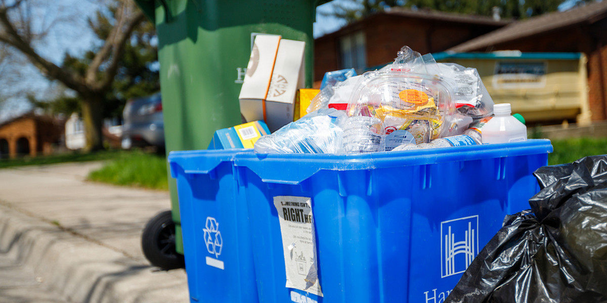 Kanada zamierza zakazać jednorazowych plastików. Lista produktów zakazanych w sprzedaży pokrywać ma się z tą przyjętą przez Unię Europejską w marcu 2019 roku.